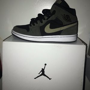 WOMENS JORDAN 1’s MID TROOPER/BLACK